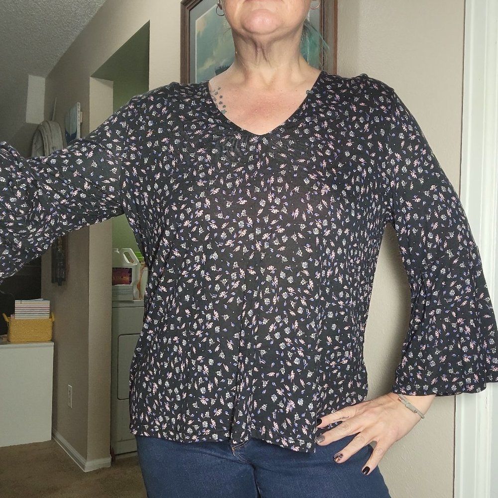 V-neck top in patterned viscose jersey with 3/4-length bell sleeves